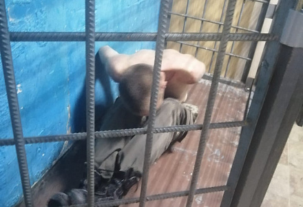 Обезврежен нападавший на прохожих мужчина с ножом (ВИДЕО)